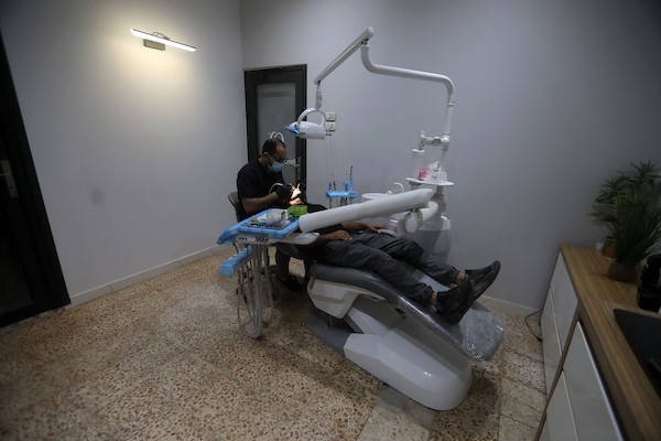 طبيب أسنان فلسطيني يواصل عمله داخل عيادته في مدينة غزة، 14 سبتمبر/أيلول 2026. تصوير: محمد صالحة.