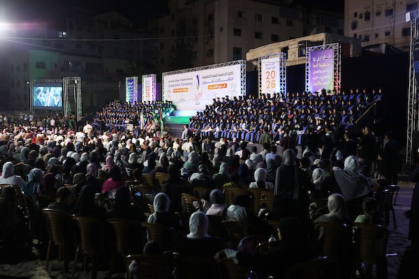شارك طلاب فلسطينيون في حفل تخرج أقيم في الكلية الجامعية للعلوم التطبيقية وسط مبانٍ مدمرة في مدينة غزة، قطاع غزة، في 20 سبتمبر/أيلول 2026. تصوير: بلال أسامة