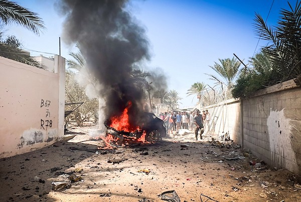 تصاعد الدخان واللهب من مركبة بعد إصابتها بصاروخ إسرائيلي في دير البلح، وسط قطاع غزة، في 24 سبتمبر/أيلول 2026. (صورة: معز صالحي )
