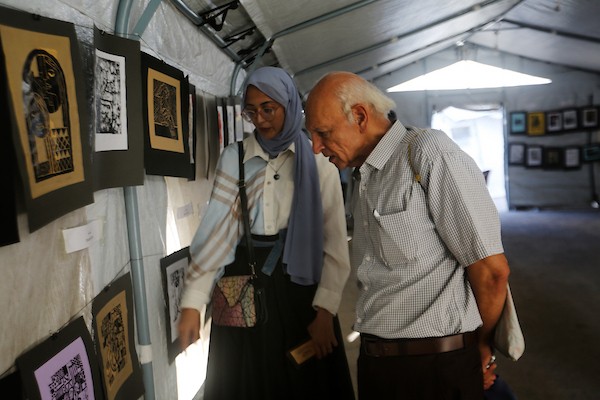 معرض «غزة: ظروف الزمان والمكان» داخل خيمة نقابة الصحفيين الفلسطينيين في غزة، في 27 سبتمبر/أيلول 2026. تصوير: محمد صالحة