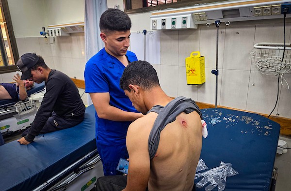 نقل مسعفون فلسطينيون خمسة جرحى، بينهم جريح في حالة حرجة، إلى مجمع ناصر الطبي في خان يونس، جنوب قطاع غزة، في 24 سبتمبر/أيلول 2026، بعد إصابتهم في غارة جوية إسرائيلية. (صورة: طارق محمد )