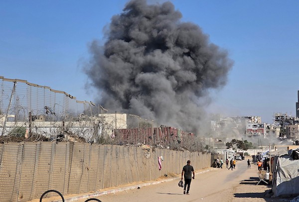 يتفقد فلسطينيون منزلاً دُمر في غارة جوية إسرائيلية استهدفت مخيم خان يونس، جنوب قطاع غزة، بينما يتصاعد الدخان من الموقع، في 9 سبتمبر/أيلول 2026. وأفادت مصادر طبية أن الغارة أسفرت عن إصابة شخصين. صورة: طارق محمد