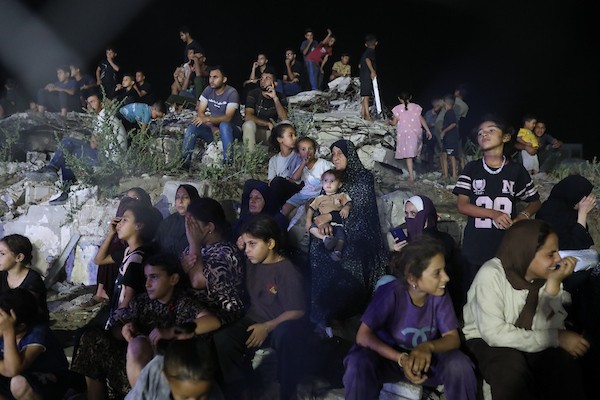 شارك طلاب فلسطينيون في حفل تخرج أقيم في الكلية الجامعية للعلوم التطبيقية وسط مبانٍ مدمرة في مدينة غزة، قطاع غزة، في 20 سبتمبر/أيلول 2026. تصوير: بلال أسامة
