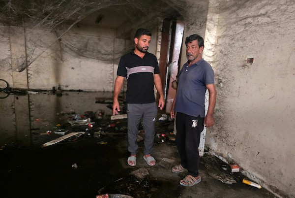 يعيش فلسطينيون نازحون داخل مركز إيواء في خان يونس، جنوب قطاع غزة، في 24 سبتمبر/أيلول 2026، وسط تدهور الأوضاع الصحية الناجمة عن تسرب مياه الصرف الصحي. (صورة: طارق محمد)