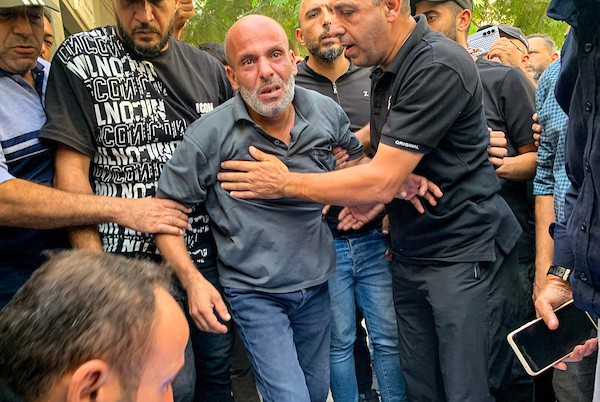 ودّع المشيّعون شادي أبو حصيرة، الذي استُشهد في غارة إسرائيلية استهدفت سيارته عند مفترق طرق الصناعة بمدينة غزة في 28 سبتمبر/أيلول 2026.(صورة: محمد صالحة)