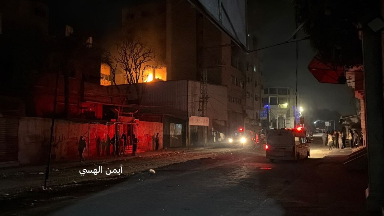 من الشقة السكنية المستهدفة بحي النصر غربي مدينة غزة 1.jpg