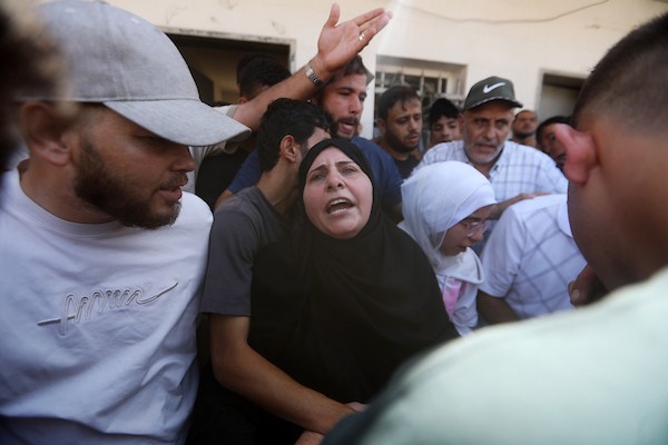 مشيّعون يودعون جثمان بصير منير البرش، داخل مستشفى الشفاء بمدينة غزة في 19 أيلول/ سبتمبر 2026. (تصوير: بلال أسامة)