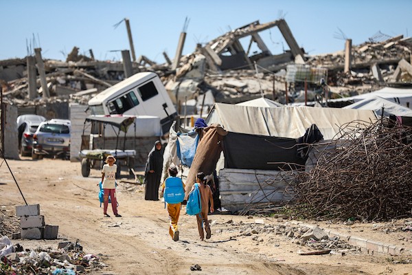 فلسطينيون نازحون يمارسون أنشطتهم اليومية داخل خيام نُصبت قرب منازلهم المدمرة في حي الزيتون، جنوب مدينة غزة، في 28 سبتمبر/أيلول 2026. (صورة: بلال أسامة)