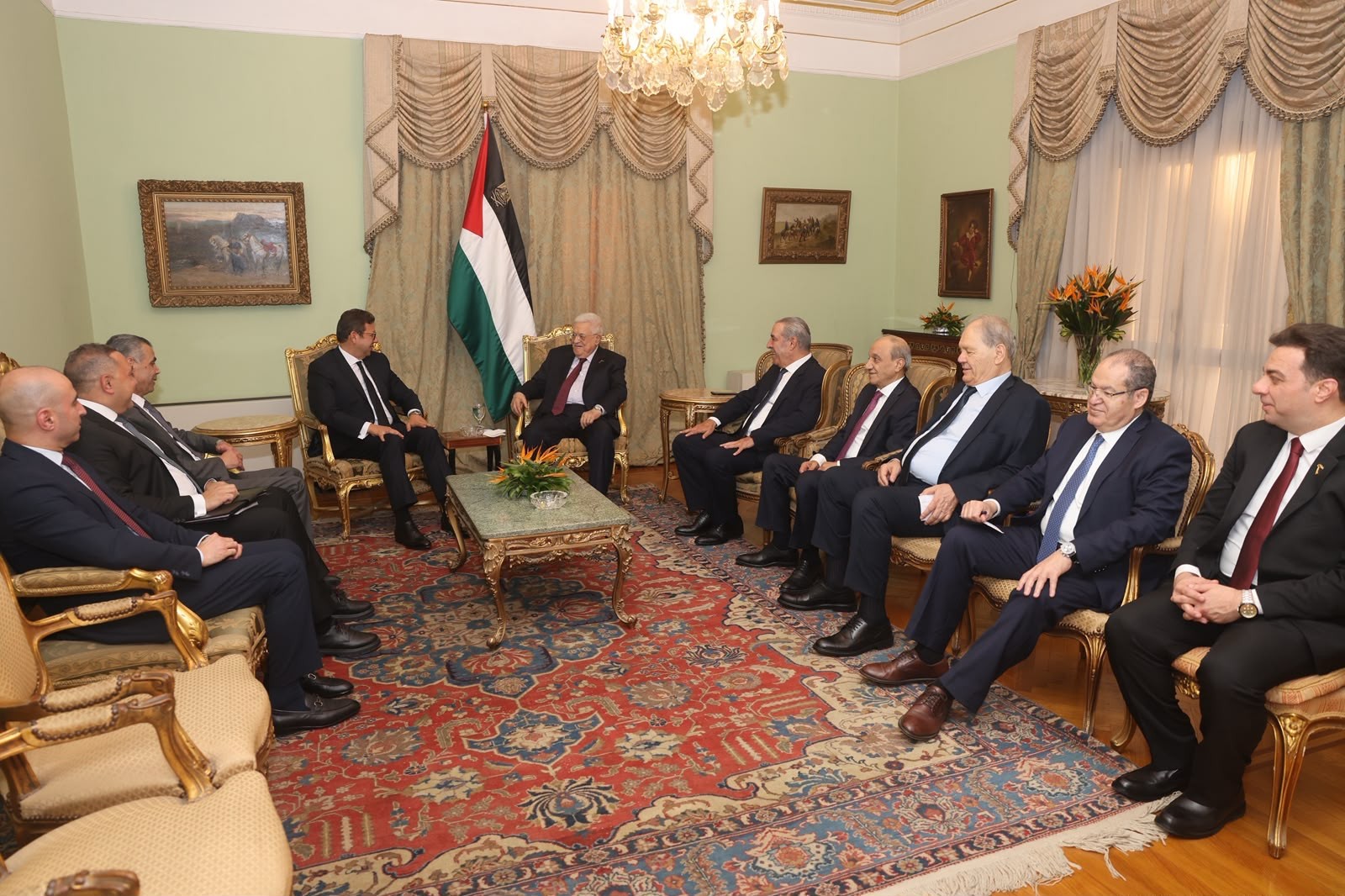 الرئيس يستقبل مدير المخابرات العامة المصرية.jpg