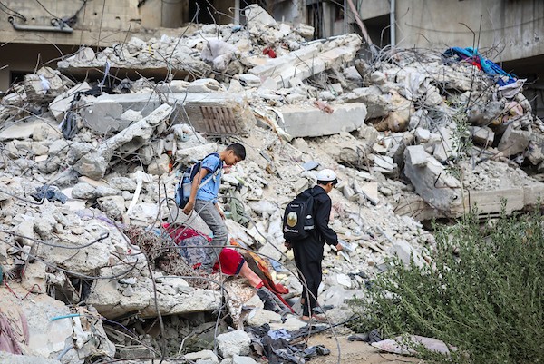 طواقم الدفاع المدني تنتشل رفات فلسطينيين من تحت أنقاض منزل عائلة عطا الله في منطقة اليرموك بمدينة غزة، في 26 سبتمبر/أيلول 2026. تصوير: بلال أسامة.
