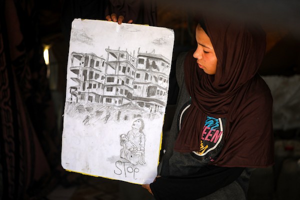رغد حداد، فتاة فلسطينية تبلغ من العمر 16 عامًا، ترسم داخل خيمة للنازحين في حي الشيخ رضوان بمدينة غزة في 23 سبتمبر/أيلول 2026. تصوير: بلال أسامة