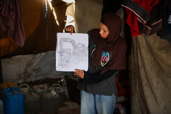 رغد حداد، فتاة فلسطينية تبلغ من العمر 16 عامًا، ترسم داخل خيمة للنازحين في حي الشيخ رضوان بمدينة غزة في 23 سبتمبر/أيلول 2026. تصوير: بلال أسامة