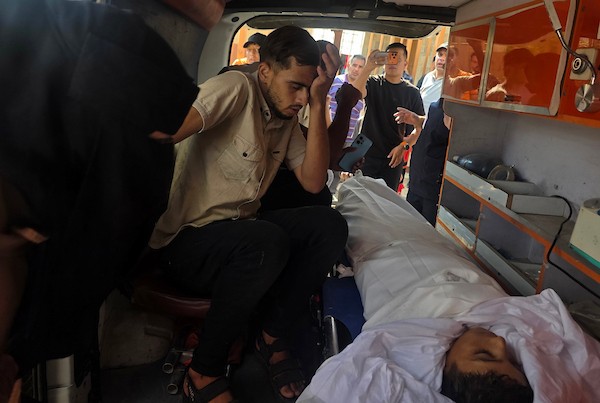 ودّع المشيّعون الطفل الفلسطيني عبيدة شيخ العيد، البالغ من العمر 10 سنوات، وحضروا جنازته في مجمع ناصر الطبي في خان يونس، جنوب قطاع غزة، في 9 سبتمبر/أيلول. (صورة: طارق محمد)
