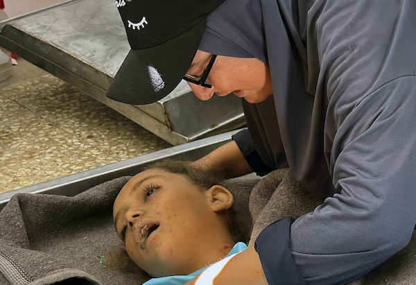 ودّع المشيّعون جثمان الطفلة الفلسطينية إسراء الهسي، التي استُشهدت بنيران الجيش الإسرائيلي شرق دير البلح في وسط قطاع غزة في الأول من سبتمبر/أيلول 2026. (صورة: أحمد إبراهيم)
