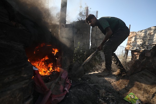 في الثاني من سبتمبر/أيلول 2026، قام عمال فلسطينيون بإنتاج الوقود من النفايات البلاستيكية باستخدام أساليب بدائية في مخيم النصيرات للاجئين وسط قطاع غزة. صورة: حسن الجديدي