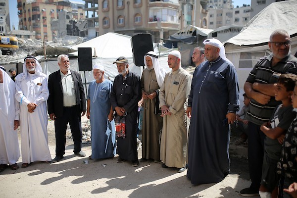 فلسطينيون يشاركون في احتجاج نظمته عائلات وعشائر فلسطينية عند موقع مبنى منهار في مدينة غزة، في 17 سبتمبر/أيلول 2026، تحت شعار «صرخة قبلية في وجه مجلس السلام». (تصوير: محمد صالحة)