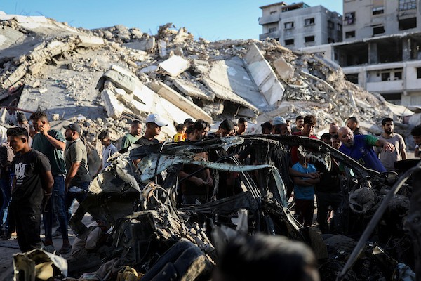 فلسطينيون يتجمعون في موقع استهداف طائرة مسيّرة إسرائيلية مركبة قرب مفترق الصناعة وسط مدينة غزة، في 27 سبتمبر/أيلول 2026. صورة: بلال أسامة
