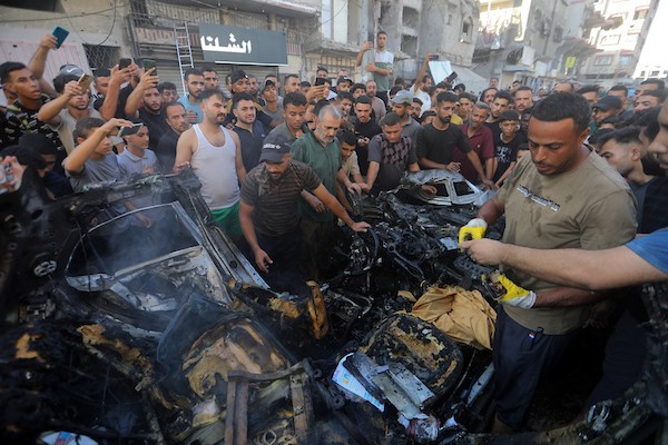 يتفقد فلسطينيون موقع غارة جوية إسرائيلية استهدفت مركبة في مدينة غزة، قطاع غزة، في 6 سبتمبر/أيلول 2026. وبحسب مصادر طبية، أسفرت الغارة عن استشهاد فلسطيني وطفلته وإصابة آخرين. (صورة: بلال أسامة)