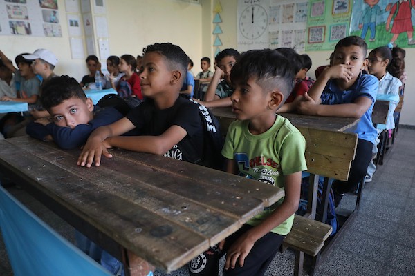 طلبة فلسطينيون يبدأون عامهم الدراسي الجديد في مدرسة تابعة لوكالة