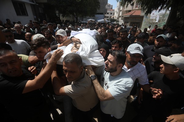 مشيّعون يودعون جثمان بصير منير البرش، داخل مستشفى الشفاء بمدينة غزة في 19 أيلول/ سبتمبر 2026. (تصوير: بلال أسامة)