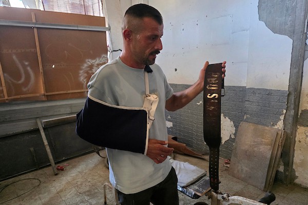 لاعب كمال الأجسام الفلسطيني أحمد فياض، وهو أب لطفلين، داخل منزله المتضرر في قطاع غزة، في 9 أيلول/سبتمبر 2026.تصوير: طارق محمد.