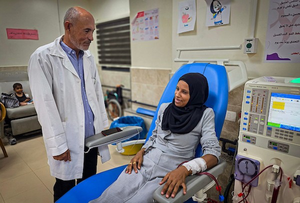يتلقى مرضى الكلى الفلسطينيون جلسات غسيل الكلى في مجمع ناصر الطبي بخان يونس، جنوب قطاع غزة، في 24 سبتمبر/أيلول 2026. (صورة: طارق محمد)
