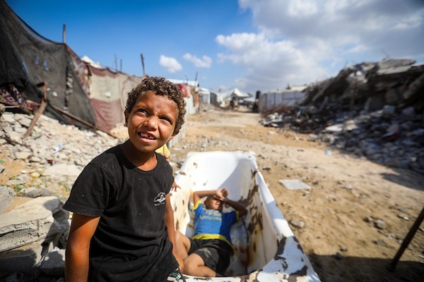 يمارس الفلسطينيون النازحون أنشطتهم اليومية في شمال مدينة غزة في 23 سبتمبر/أيلول 2026، وسط ظروف إنسانية صعبة ناجمة عن استمرار النزوح.(صورة: بلال أسامة)