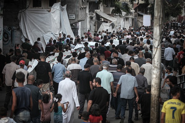 فلسطينيون يشاركون في جنازة عشرة من أفراد عائلة الثوابتة في مخيم البريج للاجئين وسط قطاع غزة، في 29 سبتمبر/أيلول 2026، بعد انتشال جثامينهم.(صورة: معز صالحي)