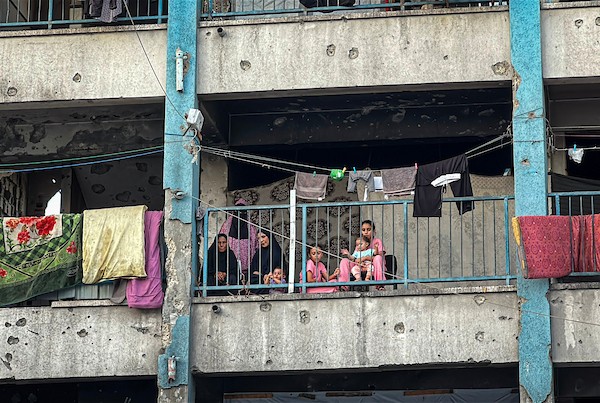 فلسطينيون نازحون يواصلون حياتهم اليومية داخل مدرسة متضررة في جباليا، شمال قطاع غزة، في 27 سبتمبر/أيلول 2026، وسط أزمة سكن وتعليم متواصلة. صورة: هادي داود