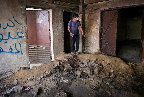 يعيش فلسطينيون نازحون داخل مركز إيواء في خان يونس، جنوب قطاع غزة، في 24 سبتمبر/أيلول 2026، وسط تدهور الأوضاع الصحية الناجمة عن تسرب مياه الصرف الصحي. (صورة: طارق محمد)