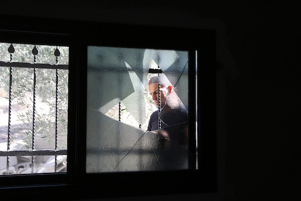 فلسطينيون يتفقدون منزلهم المدمر وأشجار الزيتون المحيطة به في قرية بورين، بالقرب من مدينة نابلس بالضفة الغربية، في 16 سبتمبر، 2026، بعد هجوم شنه مستوطنون. تصوير محمد ناصر