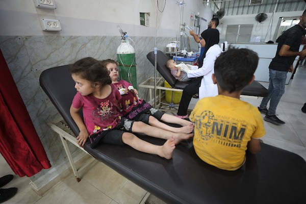 يتلقى فلسطينيون جرحى، بينهم أطفال، العلاج في مستشفى العودة بمخيم النصيرات، وسط قطاع غزة، بعد إصابتهم في غارة جوية إسرائيلية استهدفت مخيم النصيرات للاجئين، في 9 سبتمبر/أيلول 2026. صورة: حسن الجدي