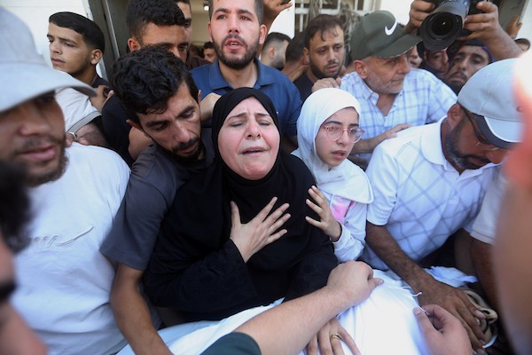 مشيّعون يودعون جثمان بصير منير البرش، داخل مستشفى الشفاء بمدينة غزة في 19 أيلول/ سبتمبر 2026. (تصوير: بلال أسامة)