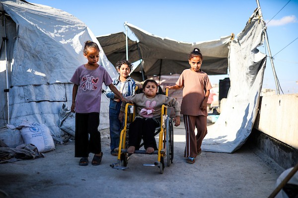 الطفلة ليان زكريا عسلية (7 أعوام) داخل خيمة على سطح مدرسة تؤوي نازحين في مدينة غزة، في 28 سبتمبر/أيلول 2026. (صورة: بلال أسامة)