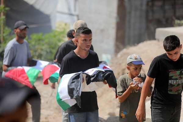 فلسطينيون يشيّعون في حي الزيتون بمدينة غزة، 6 سبتمبر/أيلول 2026، رفات وجثامين نحو 100 من ذويهم، بينهم عشرات الأطفال، بعدما انتشلتها طواقم الدفاع المدني خلال الأيام الماضية