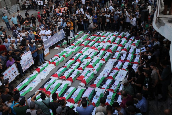 فلسطينيون يشيّعون في حي الزيتون بمدينة غزة، 6 سبتمبر/أيلول 2026، رفات وجثامين نحو 100 من ذويهم، بينهم عشرات الأطفال، بعدما انتشلتها طواقم الدفاع المدني خلال الأيام الماضية