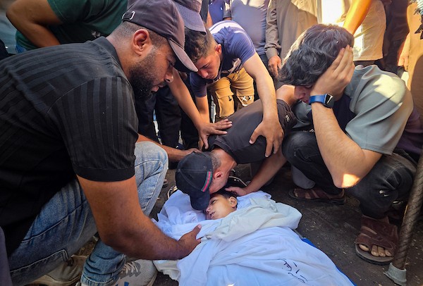ينعى الفلسطينيون جثمان الطفل محمد سيف الدين الشخريتي، البالغ من العمر ثماني سنوات، في مجمع ناصر الطبي بخان يونس، جنوب قطاع غزة، في 27 سبتمبر/أيلول 2026.صورة: طارق محمد