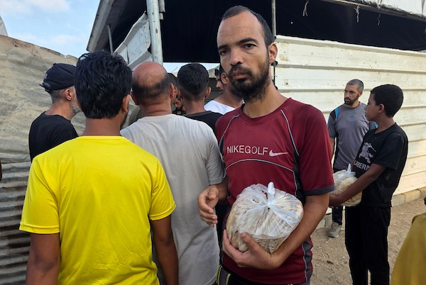 اصطف فلسطينيون أمام نقطة توزيع خبز في خان يونس، جنوب قطاع غزة، في 8 سبتمبر/أيلول 2026.صورة: طارق محمد