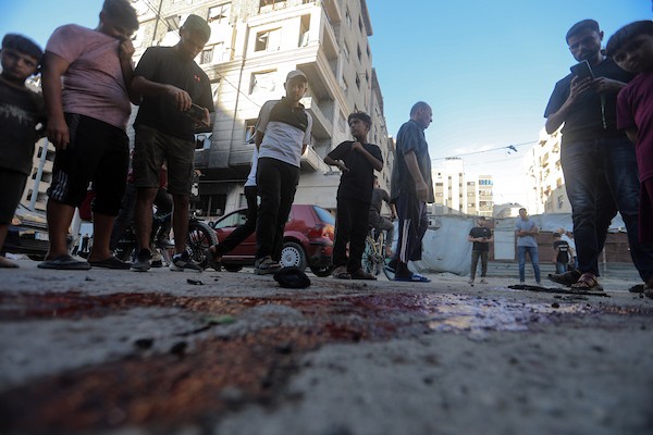 تجمّع فلسطينيون في موقع غارة جوية إسرائيلية استهدفت مجموعة من الأشخاص في شارع الثورة بمدينة غزة، في 3 سبتمبر/أيلول 2026. (صورة: بلال أسامة)