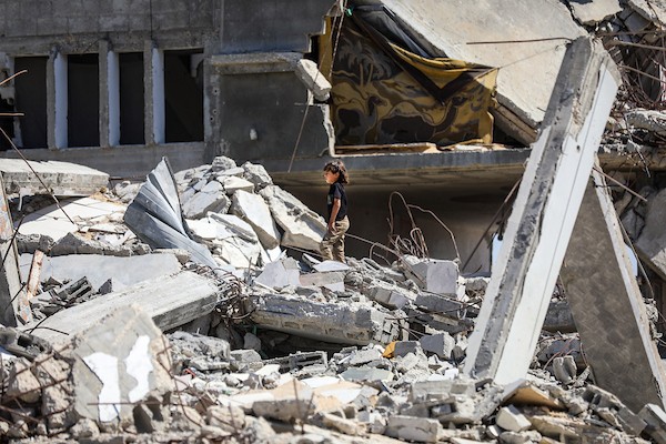 فلسطينيون نازحون يمارسون أنشطتهم اليومية داخل خيام نُصبت قرب منازلهم المدمرة في حي الزيتون، جنوب مدينة غزة، في 28 سبتمبر/أيلول 2026. (صورة: بلال أسامة)