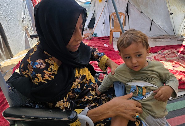 المسنة ليلى أبو عيدة تجلس داخل خيمتها في منطقة المواصي بخان يونس، جنوب قطاع غزة، في 13 سبتمبر/أيلول 2026.(صورة: طارق محمد)