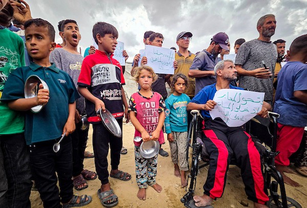 في 26 سبتمبر/أيلول 2026، قرع فلسطينيون نازحون أواني الطبخ خلال احتجاج في مقبرة بخان يونس، جنوب قطاع غزة.(صورة: طارق)