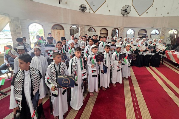 طلاب فلسطينيون من حفظة القرآن الكريم خلال حفل تخرج في خان يونس، جنوب قطاع غزة، في 14 سبتمبر/أيلول. تصوير: طارق محمد.