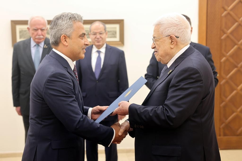 الرئيس عباس يتسلم أوراق اعتماد سفير جمهورية مصر العربية لدى دولة فلسطين.jpg