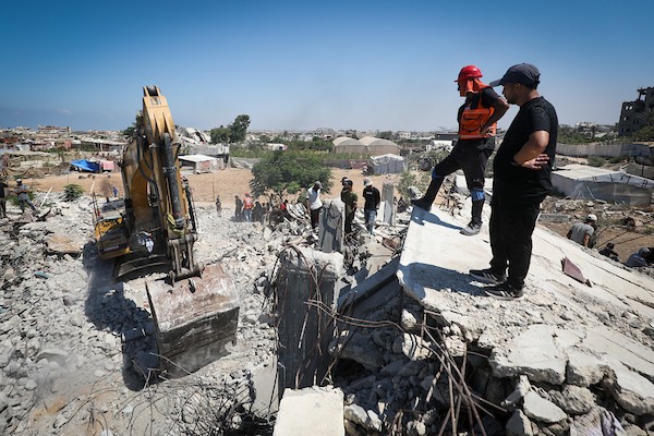 في 12 سبتمبر/أيلول 2026، قام عناصر الدفاع المدني الفلسطيني بالبحث بين أنقاض منزل عائلة أبو خوصة في مخيم النصيرات للاجئين، وسط قطاع غزة.(صورة: معز صالحي)