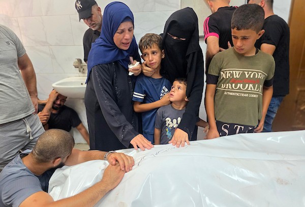 تشييع جثمان الشهيد محمد ناصر سليمان البيوك داخل مجمع ناصر الطبي في خان يونس، جنوب قطاع غزة، في 17 سبتمبر/أيلول 2026. (تصوير: طارق محمد)