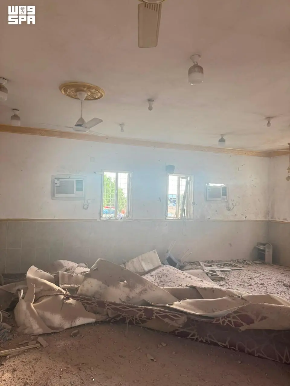 سقوط مقذوف في محافظة الطوال بمنطقة جازان نتج عنه إصابتان وأضرار مادية في مسجد وعدد من المباني والمركبات 1.webp