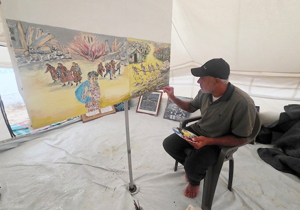 الفنان الفلسطيني جهاد الشرافي يرسم داخل خيمة للنازحين في خان يونس جنوبي قطاع غزة، مشاهد توثق الحرب والجوع ونقص المياه والدمار، في 18 سبتمبر/أيلول 2026. تصوير: طارق محمد