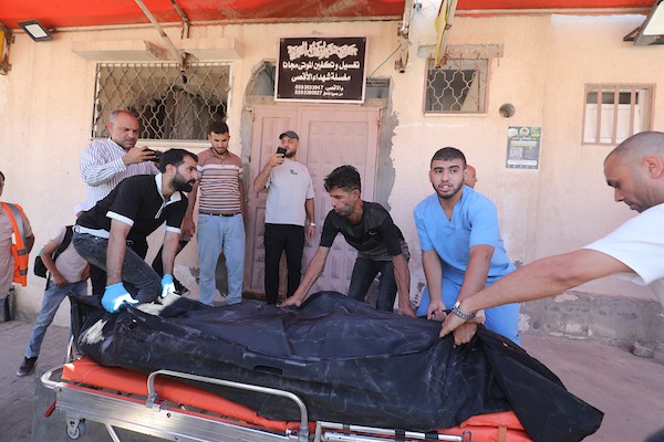 مسعفون فلسطينيون ينقلون جثمان مواطن فلسطيني إلى مستشفى شهداء الأقصى بعد استشهاده في غارة جوية إسرائيلية استهدفت مركبة في دير البلح، وسط قطاع غزة، في 24 سبتمبر/أيلول 2026. صورة: معز صالحي