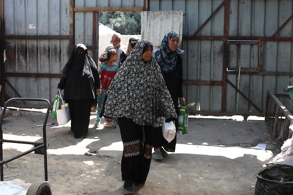 فلسطينيون نازحون، بينهم أطفال، يتجمعون للحصول على وجبات ساخنة في مخيم النصيرات وسط قطاع غزة، في 19 أيلول/ سبتمبر 2026. (تصوير: حسن الجدي)